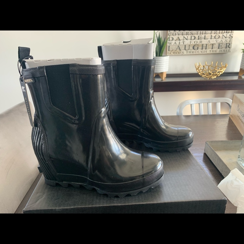 Sorel - SZ 8 - NIB- Joan Rain Wedge Chelsea Gloss